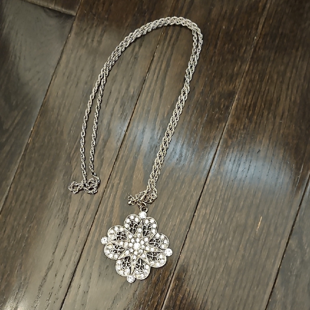BRAND NEW NEVER WORN Elegant Silver Floral Pendant Necklace
